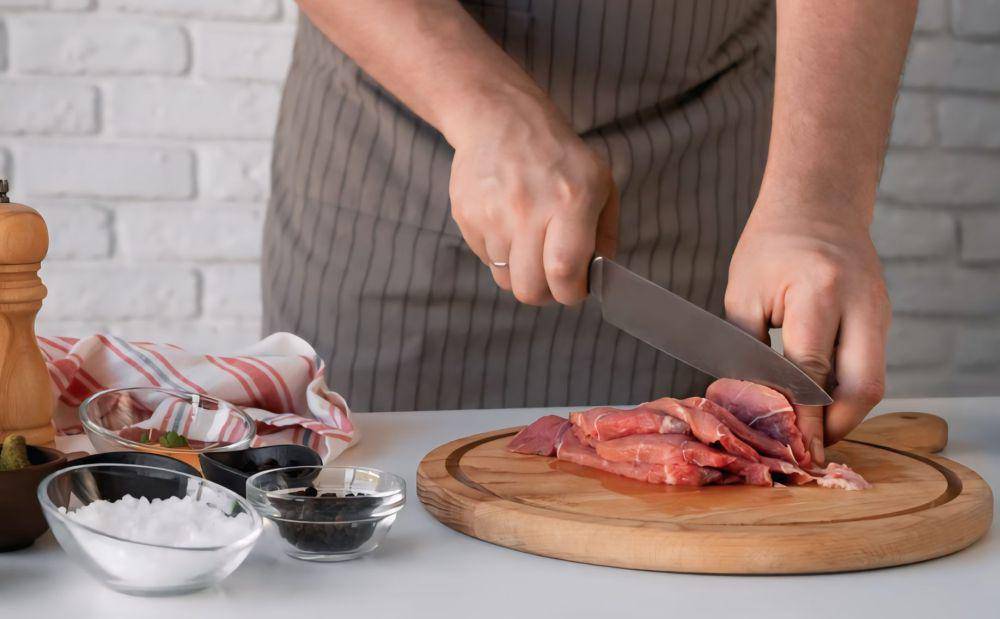 ilustrasi mengiris daging sapi (freepik.com/freepik)