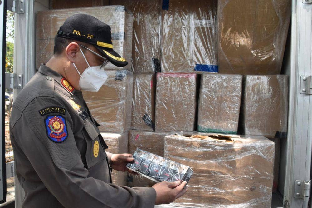 Bea Cukai dan Satpol PP Surabaya Sita Rokok Ilegal