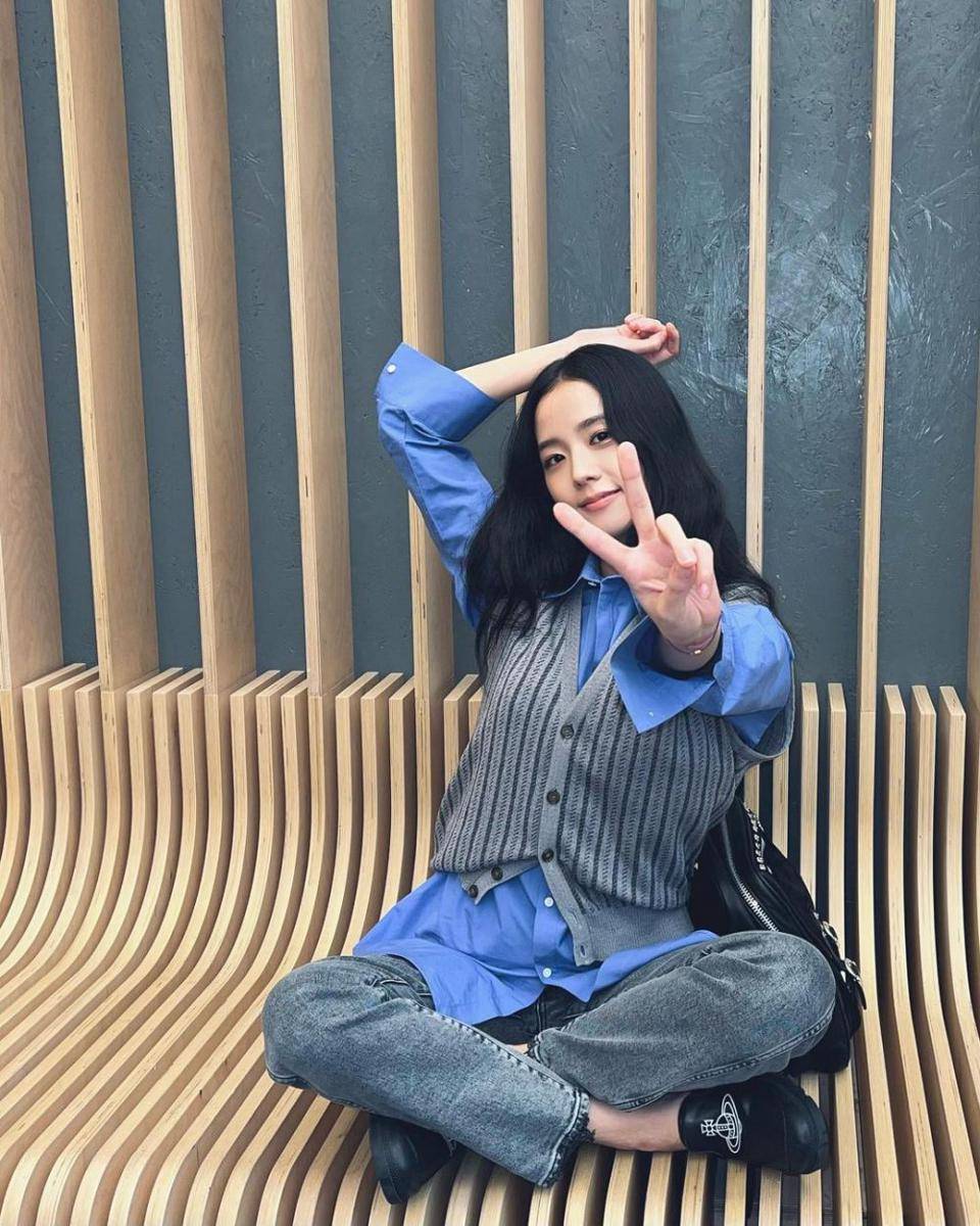OOTD nuansa biru ala Jisoo BLACKPINK (instagram.com/sooyaaa__)