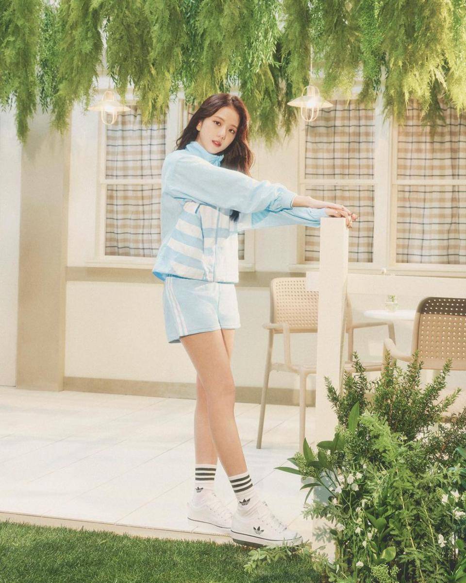 OOTD nuansa biru ala Jisoo BLACKPINK (instagram.com/sooyaaa__)