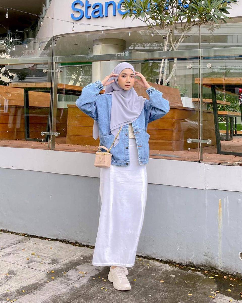 padu padan rok putih ala Richa Etika (instagram.com/richaeu)