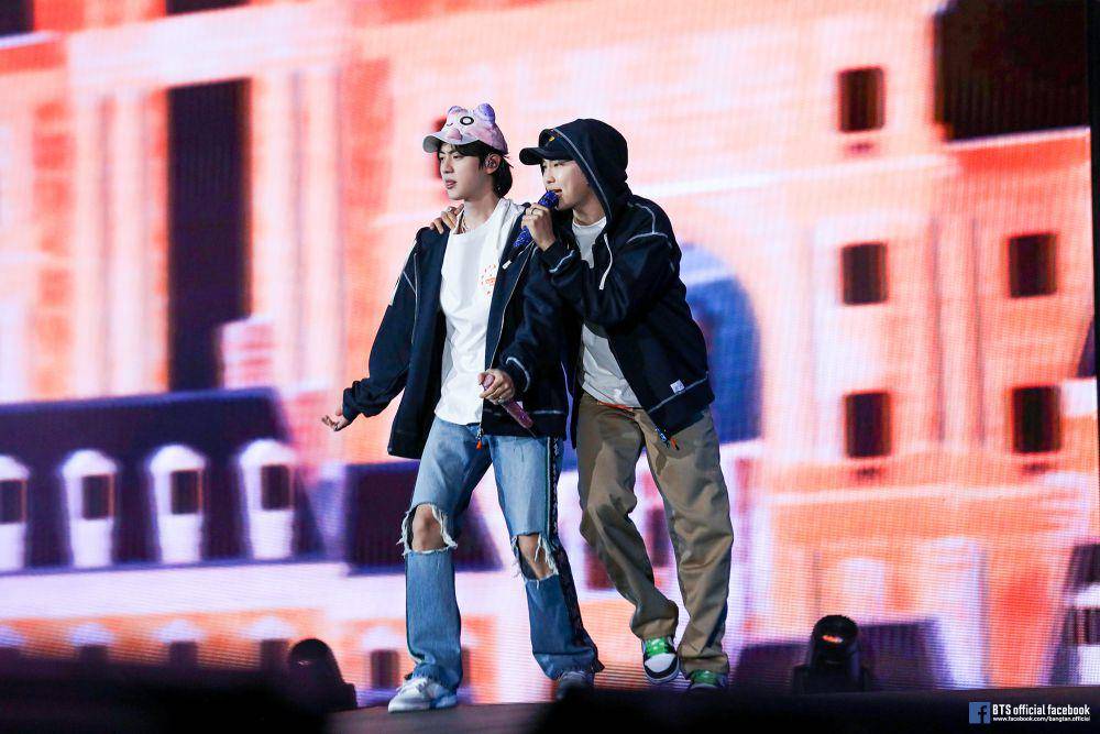 Jin dan RM BTS (facebook.com/bangtan.official)