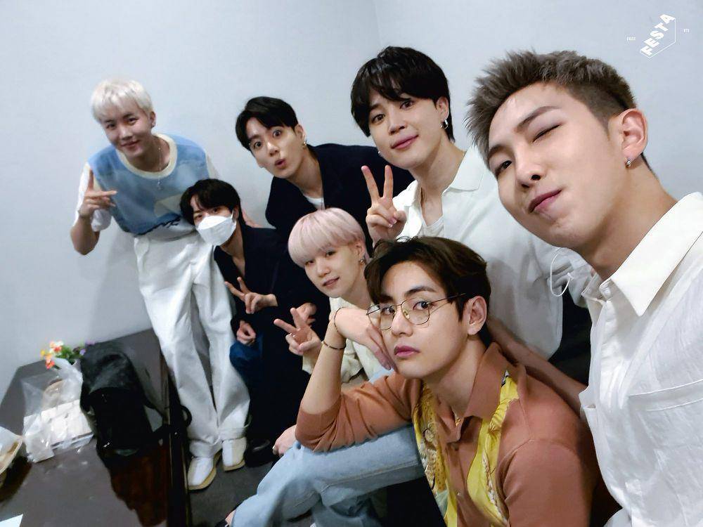 BTS (facebook.com/bangtan.official)