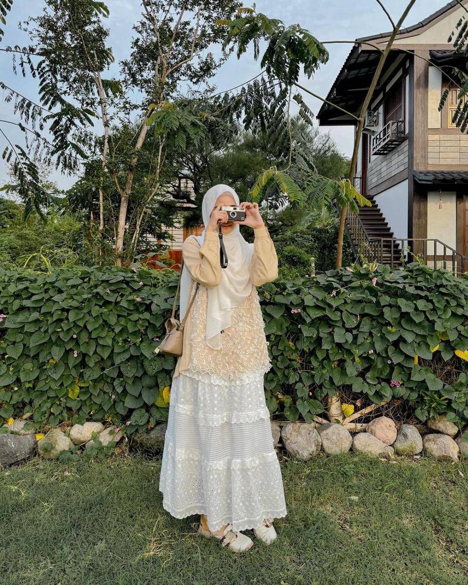 padu padan rok putih ala Richa Etika (instagram.com/richaeu)