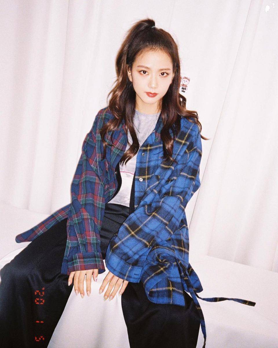 OOTD nuansa biru ala Jisoo BLACKPINK (instagram.com/sooyaaa__)