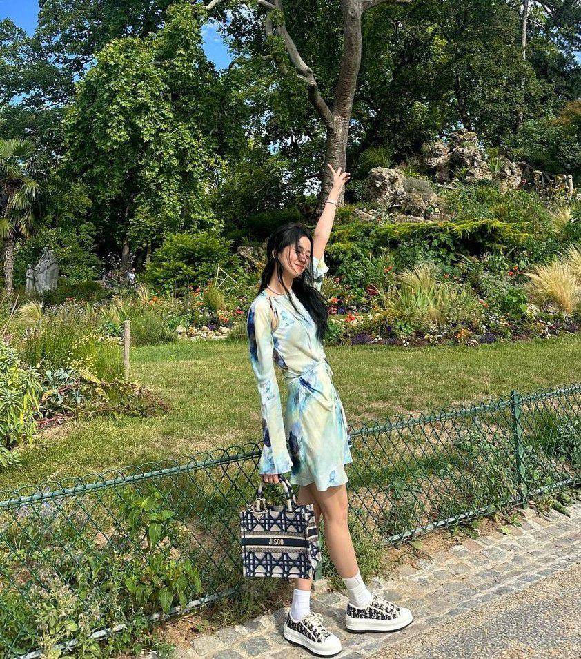 OOTD nuansa biru ala Jisoo BLACKPINK (instagram.com/sooyaaa__)