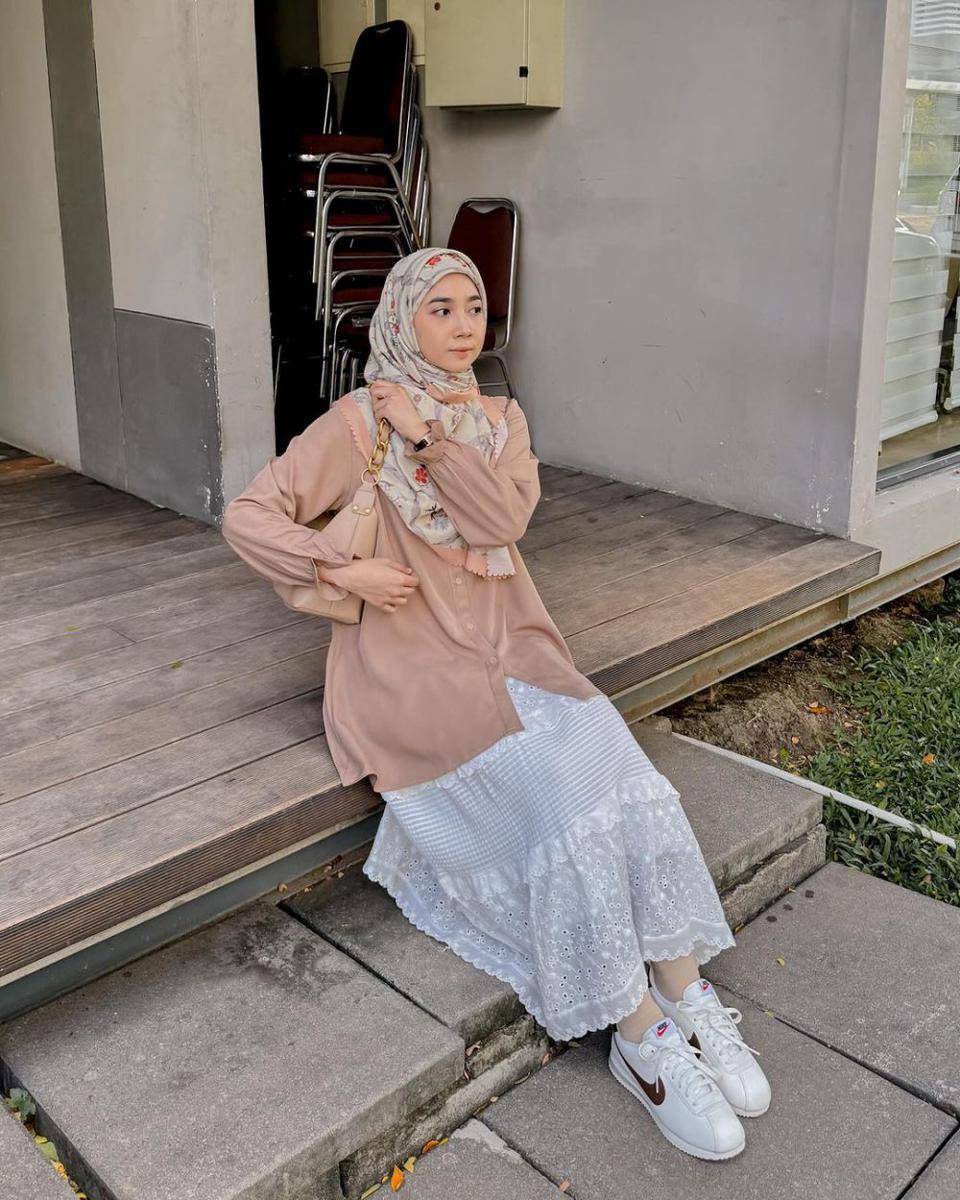 padu padan rok putih ala Richa Etika (instagram.com/richaeu)