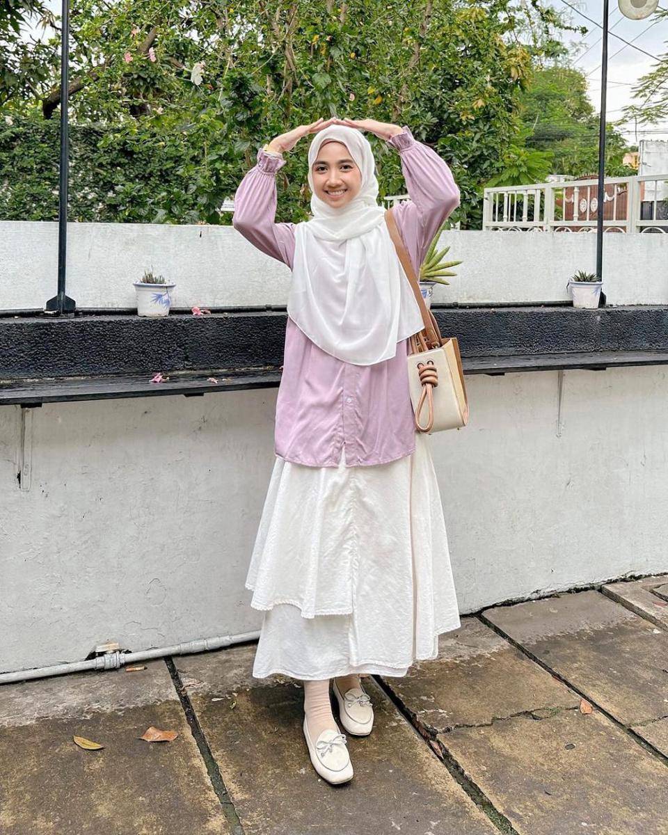 padu padan rok putih ala Richa Etika (instagram.com/richaeu)