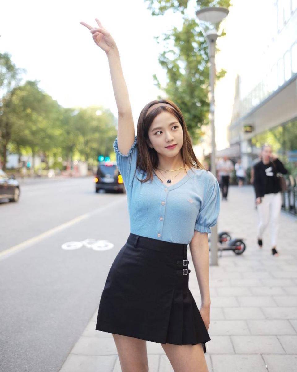 OOTD nuansa biru ala Jisoo BLACKPINK (instagram.com/sooyaaa__)