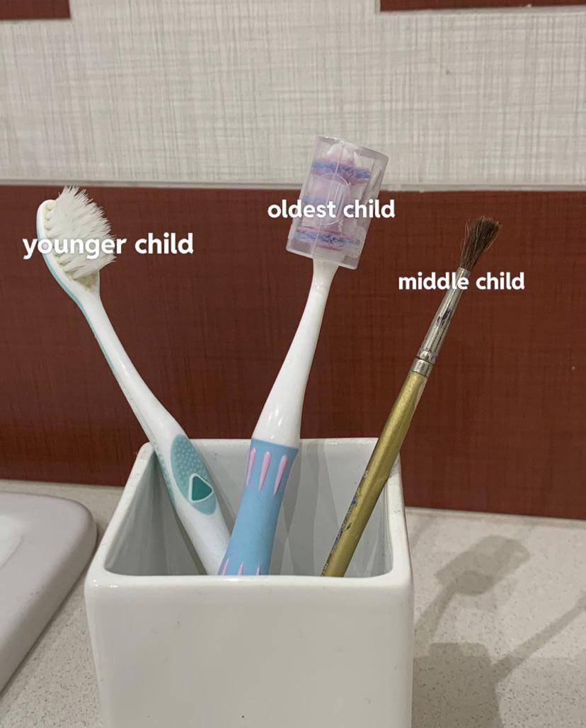 potret meme tentang anak tengah (reddit.com/user/Miku_bored)