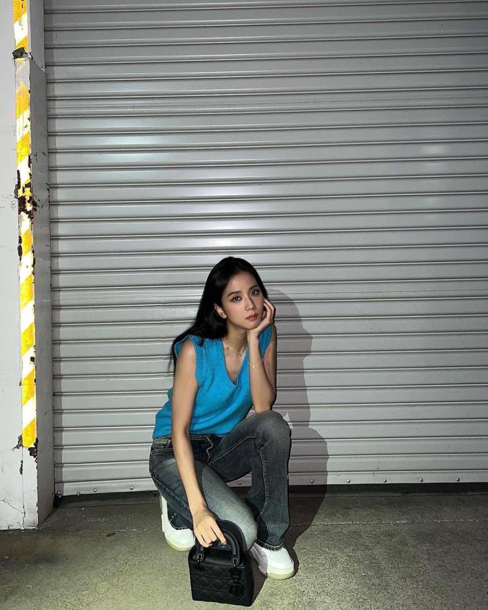OOTD nuansa biru ala Jisoo BLACKPINK (instagram.com/sooyaaa__)