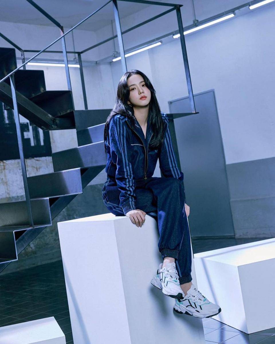 OOTD nuansa biru ala Jisoo BLACKPINK (instagram.com/sooyaaa__)
