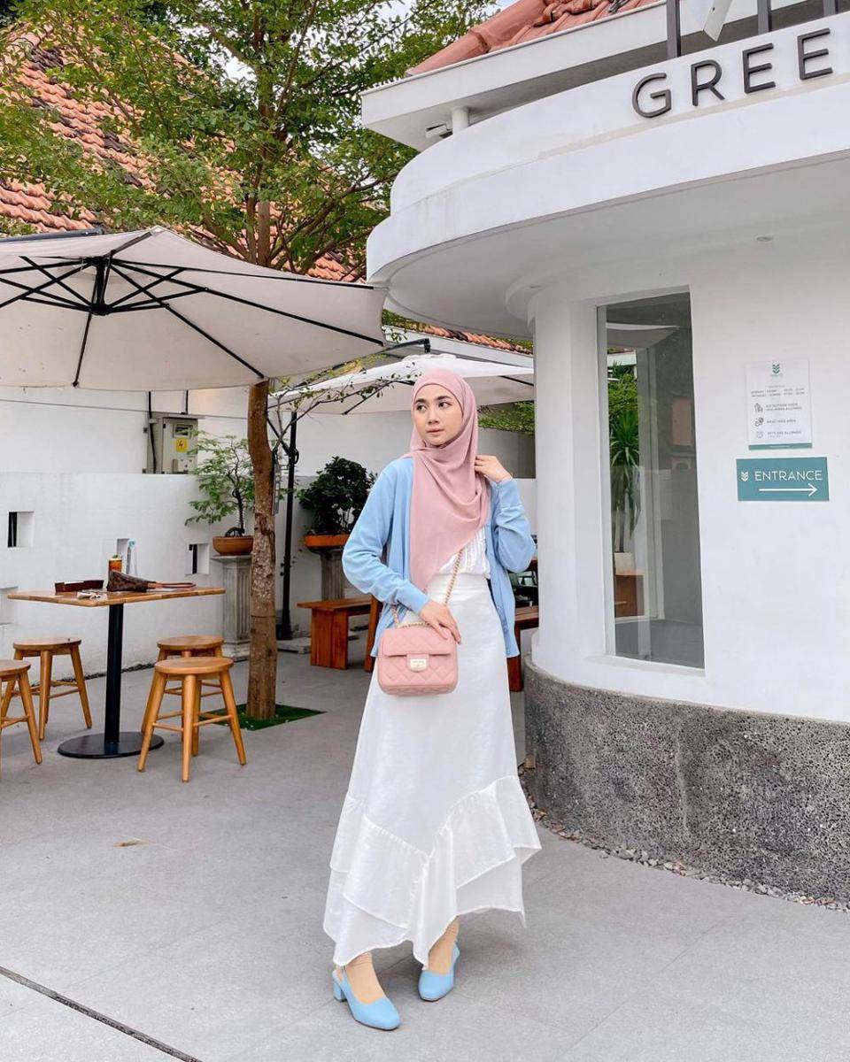 padu padan rok putih ala Richa Etika (instagram.com/richaeu)
