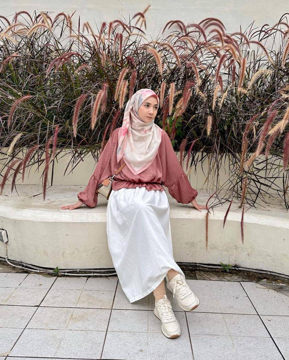 padu padan rok putih ala Richa Etika (instagram.com/richaeu)