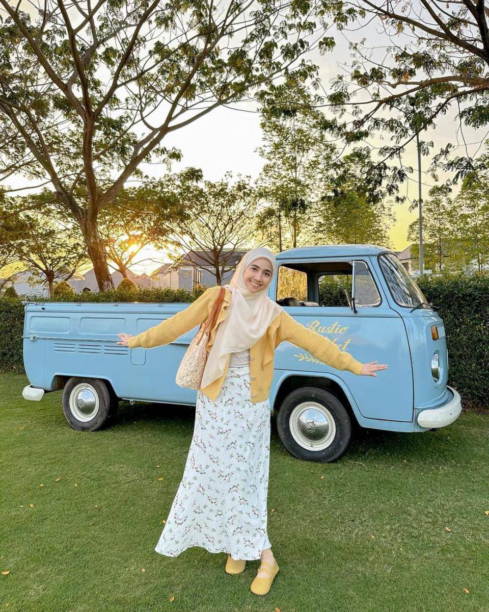 padu padan rok putih ala Richa Etika (instagram.com/richaeu)