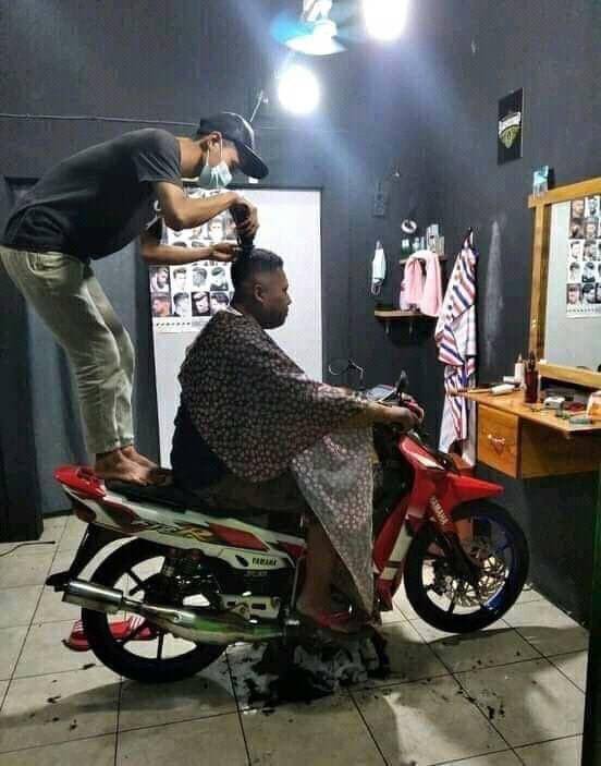potret lucu cowok pas potong rambut (x.com/insaneposes)