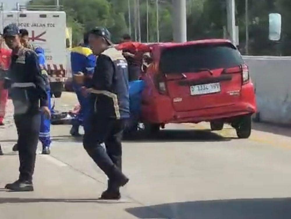 Penampakan kondisi mobil Daihatsu Sigra pasca mengalami kecelakaan lalu lintas di jalan rol Terpeka Km 166. (Dok. Satlantas Polres Lampung Tengah).