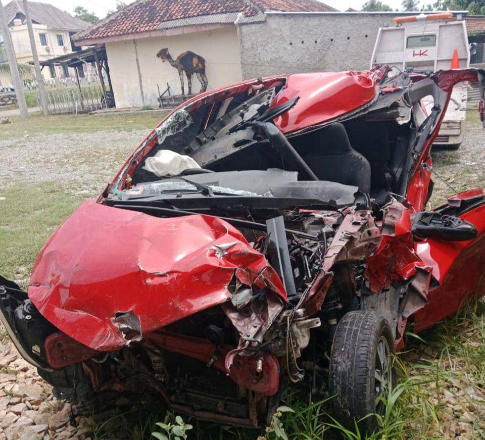 Penampakan kondisi mobil Daihatsu Sigra pasca mengalami kecelakaan lalu lintas di jalan rol Terpeka Km 166. (Dok. Satlantas Polres Lampung Tengah).