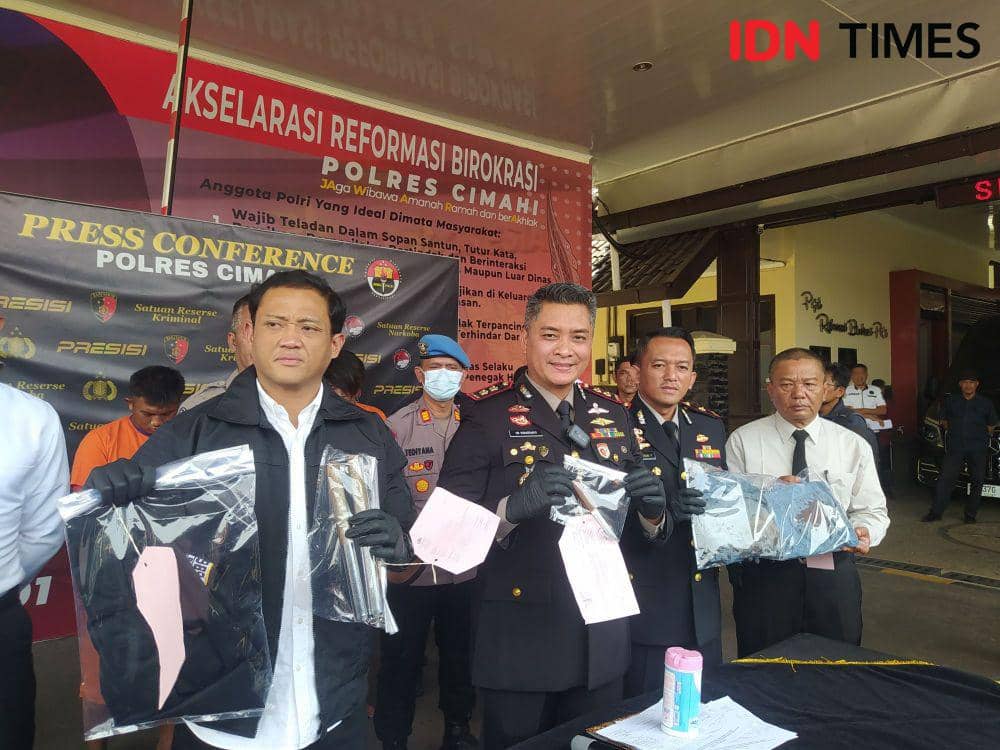 Kapolres Cimahi AKBP Tri Suhartanto (tenga) Menunjukan Barang Bukti. (Rizki/IDN Times)
