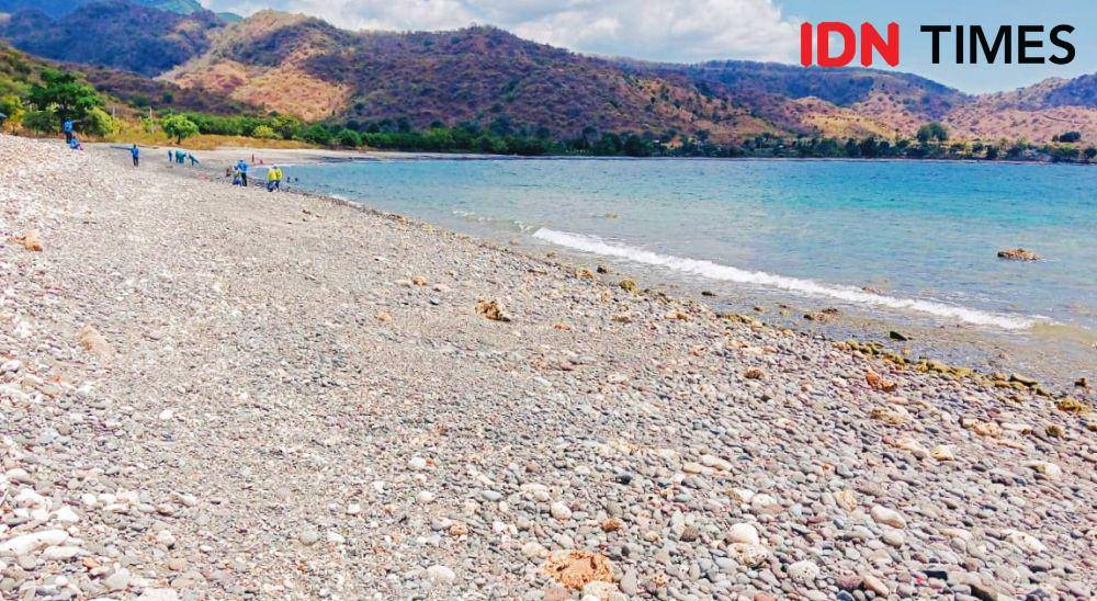 Foto hamparan kerikil sepanjang bibir pantai So Sangari (IDN Times/Juliadin)