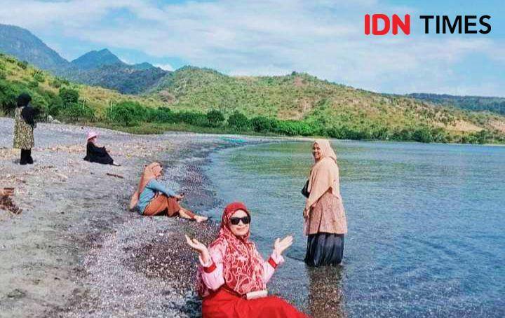Foto sejumlah pengunjung ketika menikmati Pantai So Sangari (IDN Times/Juliadin)
