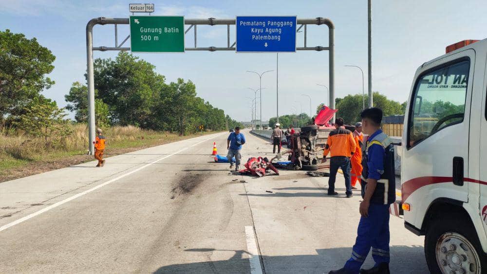 Penampakan kondisi mobil Daihatsu Sigra pasca mengalami kecelakaan lalu lintas di jalan rol Terpeka Km 166. (Dok. Satlantas Polres Lampung Tengah).