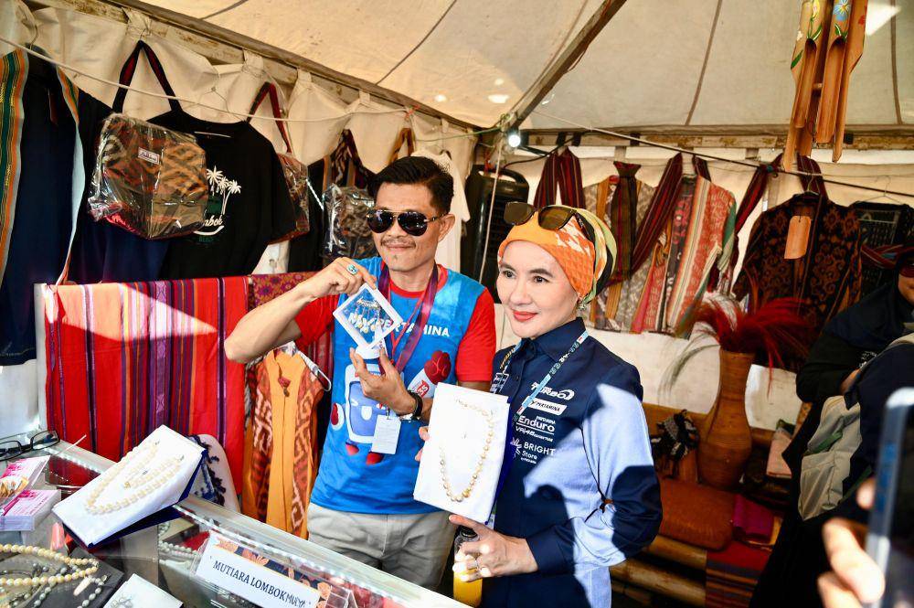 Direktur Utama Pertamina Nicke Widyawati saat berkunjung ke UMKM binaan Pertamina yang ikut dalam Pertamina Energizing You Festival. (dok. Pertamina)
