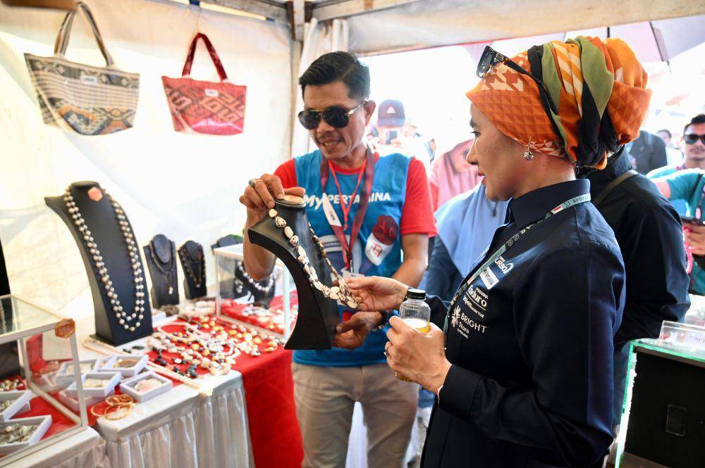Direktur Utama Pertamina Nicke Widyawati saat berkunjung ke UMKM binaan Pertamina yang ikut dalam Pertamina Energizing You Festival. (dok. Pertamina)