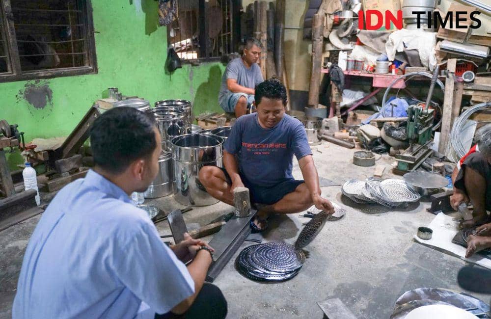 Cawali nomer urut 02, Respati Ardi bertemu pelaku UMKM panci di Semanggi, Solo. (IDN Times/Larasati Rey)