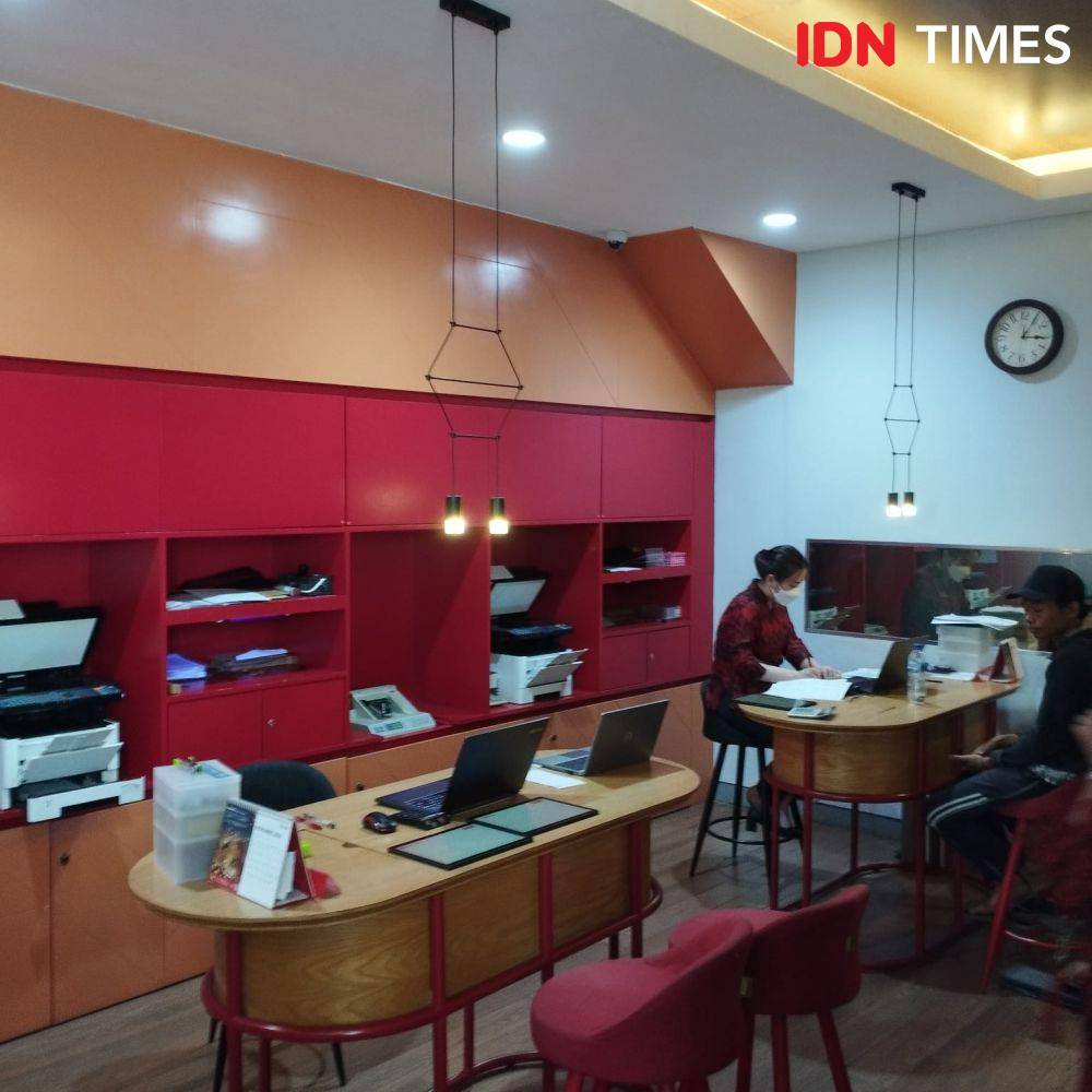 Kantor Premiere OCBC di Komplek Cemara Asri, Deli Serdang, Selasa (1/10/2024) (IDN Times/Doni Hermawan)