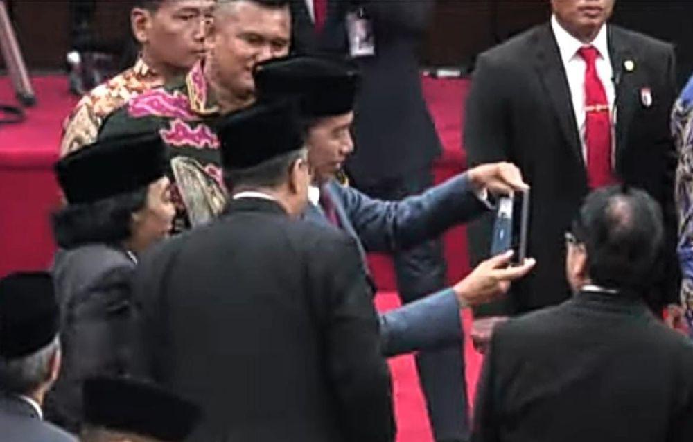 Momen Komeng Selfie Bareng Jokowi Usai Pelantikan di DPR