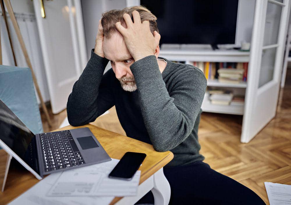 ilustrasi burnout pada freelancer (istock.com/StudioMikara)