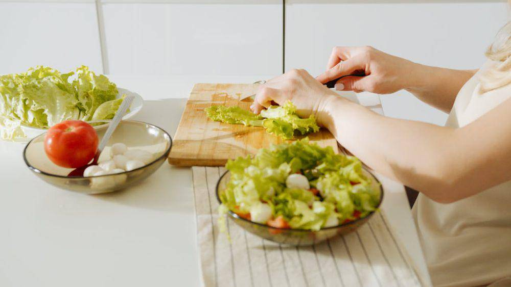 5 Tips Menyimpan Sayur Lalap di Kulkas agar Tetap Segar