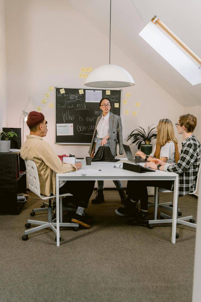 ilustrasi meeting strategi konten dari tim marketing (pexels.com/Tima Miroshnichenko)