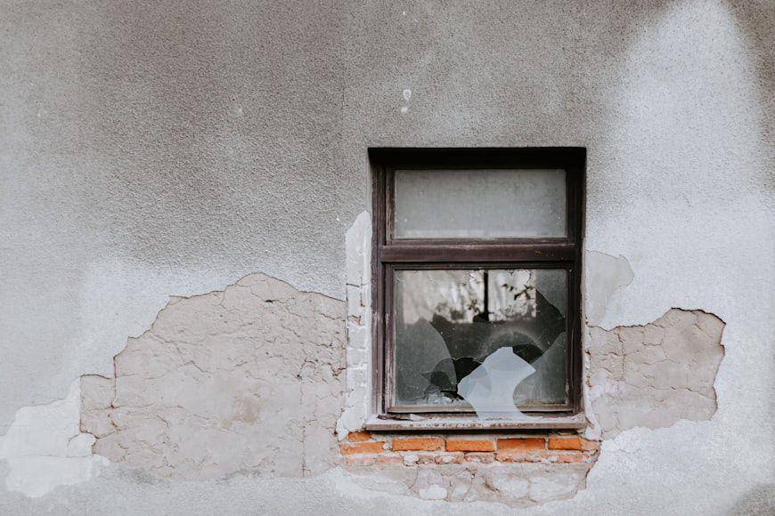 ilustrasi kerusakan rumah (unsplash.com/Pawel Czerwinski)