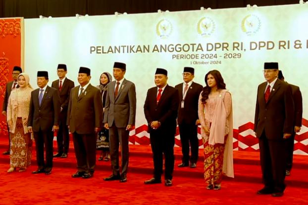 Prabowo dan Jokowi Kompak Naik Mobil Kepresidenan RI 1