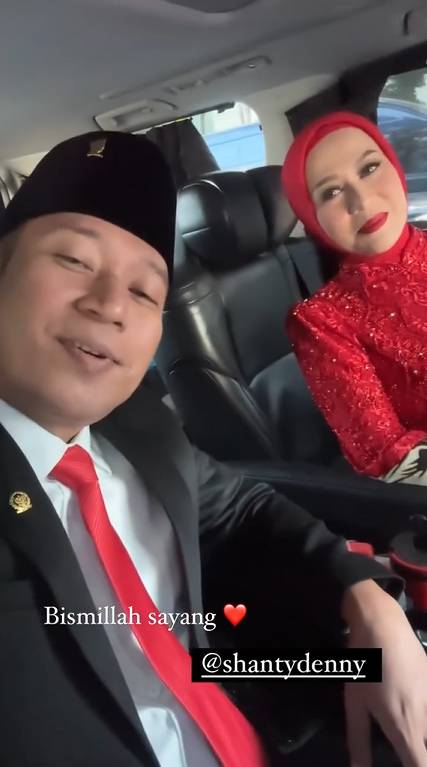 Shanty dampingi Denny Cagur pelantikan DPR RI (instagram.com/shantydenny)
