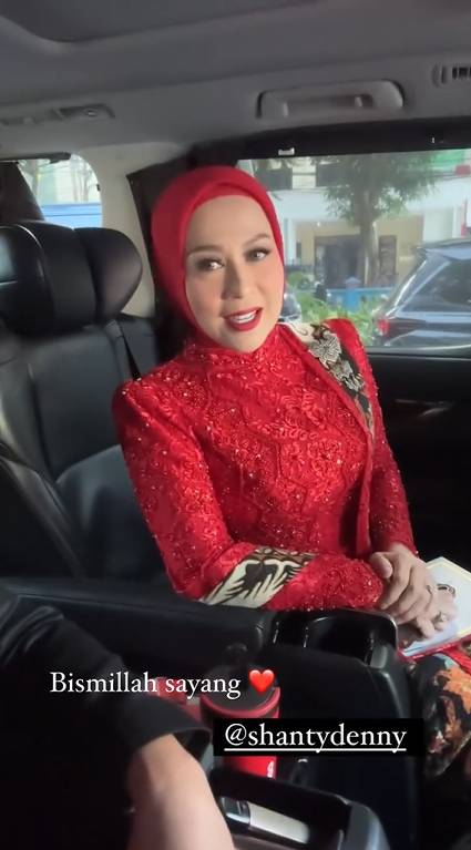 Shanty dampingi Denny Cagur pelantikan DPR RI (instagram.com/shantydenny)