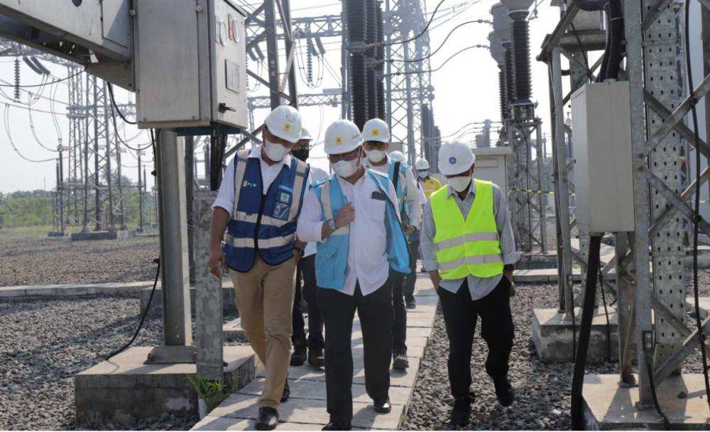 General Manager PLN Unit Induk Pembangunan Jawa Bagian Barat (PLN UIP JBB) Octavianus Padudung bersama personel PLN. (dok.PLN)