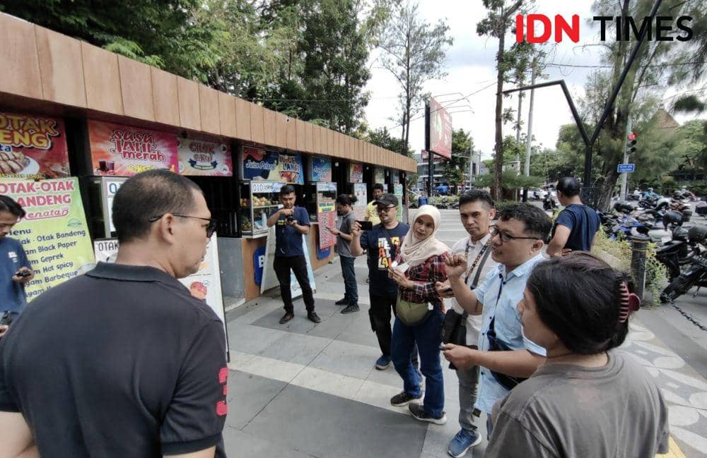Cawali Teguh Prakosa sapa warga di shelther Manahan, Solo. (IDN Times/Larasati Rey)