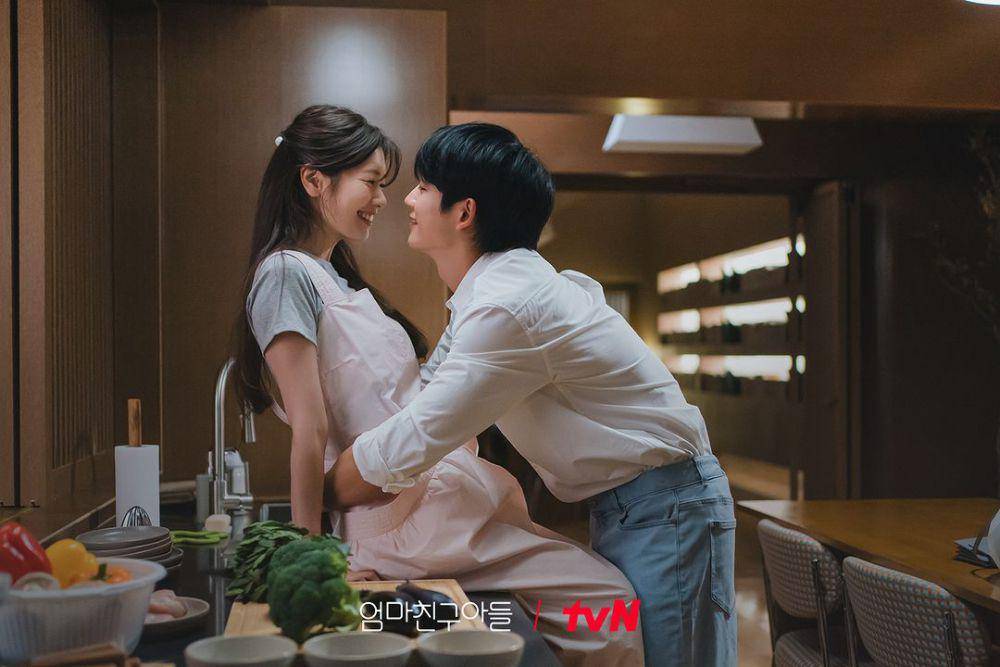 Jung So Min dan Jung Hae In di drama Love Next Door (instagram.com/tvn_drama)