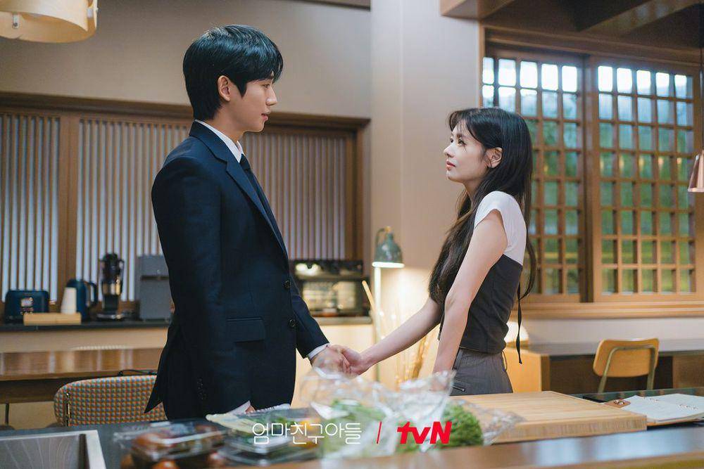 Jung So Min dan Jung Hae In di drama Love Next Door (instagram.com/tvn_drama)