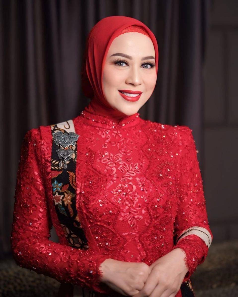 Shanty dampingi Denny Cagur pelantikan DPR RI (instagram.com/shantydenny)