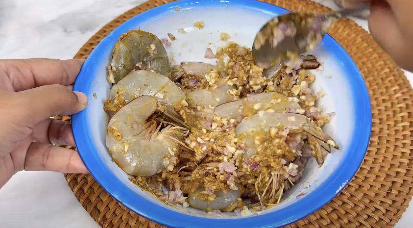 ilustrasi marinasi udang bersama bumbu (YouTube.com/Ika Mardatillah)