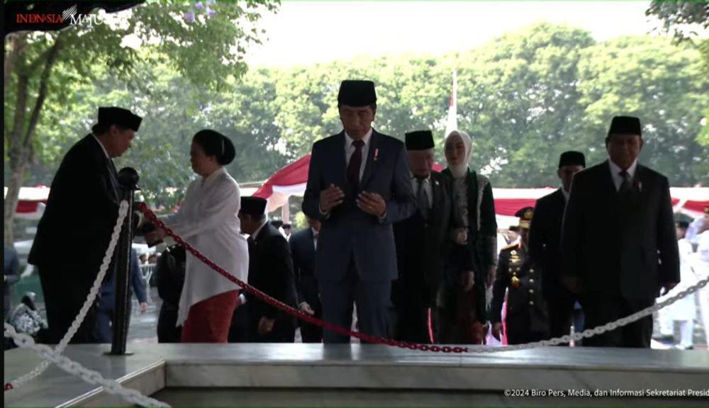 Jokowi Berdoa di Depan Sumur Lubang Buaya