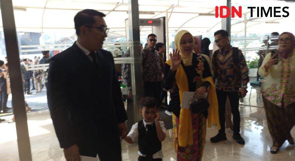 Ridwan Kamil Dampingi Istri, Atalia Pelantikan sebagai Anggota DPR