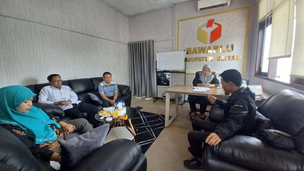 Bawaslu Kabupaten Blitar saat melakukan kajian. IDN Times/ istimewa