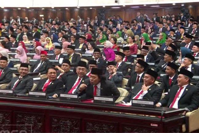 Anggota Legislatif Bersorak Uhuy Saat Komeng Muncul