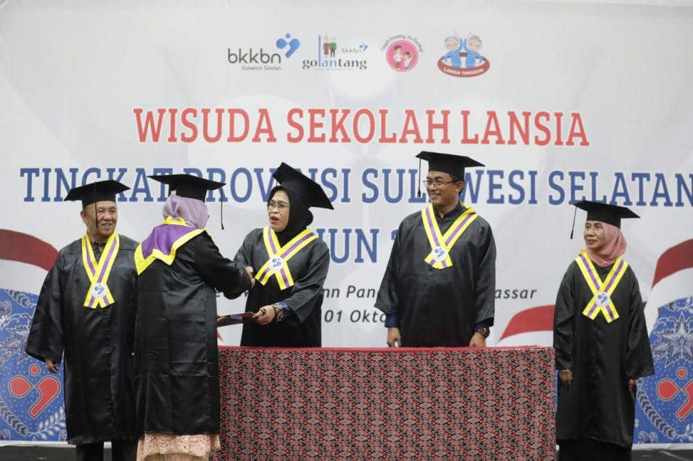 80 Orang Lansia Ikuti Wisuda Sekolah Lansia BKKBN Sulsel, Selamat!