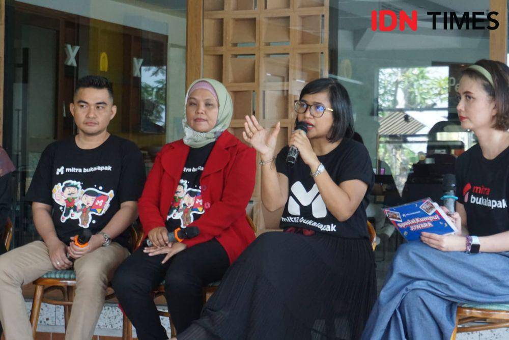 Zulfikar, seorang mantan customer service sebuah bank berhasil mewujudkan impiannya membeli rumah baru lewat usaha kios pulsa (IDNTimes/Tunggul Damarjati)